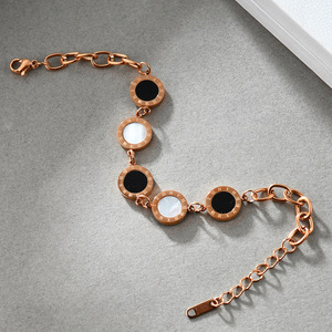 Pulsera de Cadena de Moda de 12 mm con Números Romanos Incrustados, Concha Negra y Blanca, Tono Dorado, Regalo de Joyería - Product Image 4