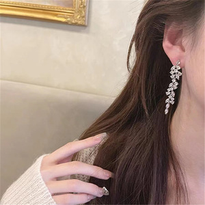 Eleganti Orecchini Lunghi con Fiori, Foglie e Nappe per Donne, Accessori Moda per Uso Quotidiano - Product Image 4