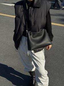 Borsa Hobo in Vera Pelle Premium, Morbida e Vellutata, per il Tragito Quotidiano, Borsa a Spalla a Mezzaluna, Fornitore all'Ingrosso - Product Image 5