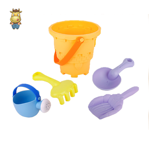 Ensemble de 5 jouets de plage en plastique souple PE : seau à sable, arrosoir, pelle, râteau, tamis pour enfants, été, bac à sable - Product Image 1