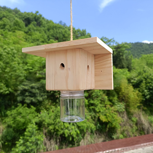 Piège à guêpes décoratif en bois naturel avec bouteille de visualisation transparente pour la maison, le jardin et la terrasse en bois, prêt à être expédié - Product Image 5