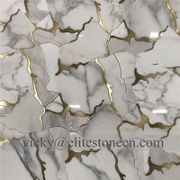Marbre Calacatta Gold, mosaïque en forme de cube d'eau avec incrustation en laiton