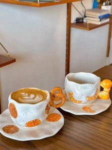 Set Creativo di Tazza e Piattino in Ceramica Ecologica Dipinta a Mano - Design a Forma di Pretzel con Papillon, Capacità 300mL, Forma Irregolare Modellata a Mano per Tè - Product Image 4