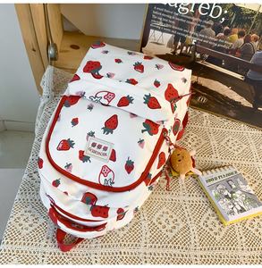 Style japonais distinctif Graffiti <span class=keywords><strong>Junior</strong></span> High School femmes grande capacité décontracté <span class=keywords><strong>fraise</strong></span> ours imprimé étudiant sac à dos - Product Image 5