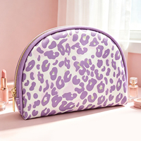 Pochette de maquillage demi-lune à imprimé léopard, trousse de toilette de voyage pour femme, cadeau pour demoiselle d'honneur, anniversaire, rangement de cosmétiques, logo personnalisé