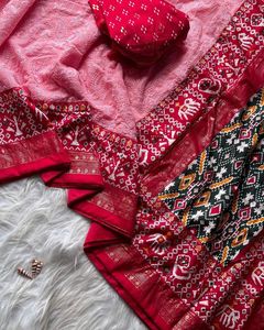 ส่าหรีผ้าไหมลายปาโตลาสีชมพูหรูหราพร้อมมารูนพัลลูและลวดลายแบบดั้งเดิม georgette Saree สำหรับงานแต่งงานและงานปาร์ตี้ - Product Image 3