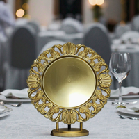 Assiettes de présentation rétro européennes élégantes en plastique doré de 13 pouces, résistantes au lave-vaisselle, pour mariages et fêtes, avec bordure sculptée, finition brillante