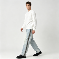 Jean pour homme à rayures latérales, en denim délavé clair, coupe slim fuselée, cinq poches, détails rivets et bande latérale contrastante