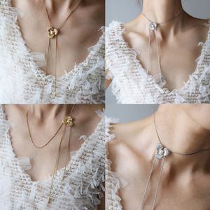 Collier pendentif fleur en acier inoxydable de haute qualité pour femme, plaqué or avec chaîne à maillons résistante à la décoloration, bijoux fins - Product Image 1