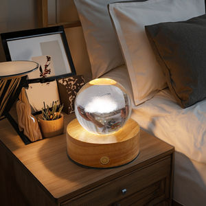 โคมไฟแก้ว LED แสงสีขาวอบอุ่น 60 มม. รูปดาวเคราะห์พลังงานแสงอาทิตย์ ลายแกะสลักเลเซอร์ 3 มิติ ลูกแก้วคริสตัลกาแล็กซี่ โคมไฟกลางคืนไม้ สำหรับตกแต่งบ้าน - Product Image 4