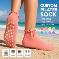 Chaussettes de Pilates personnalisées en coton avec bordure à volants, antidérapantes, pour le yoga, broderie mignonne pour femmes, design gratuit, échantillon gratuit, OEM