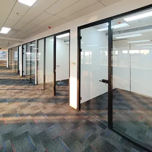 Divisor de habitación de vidrio sin marco para oficina Interior comercial, moderno divisor de pared de vidrio templado doble con persiana