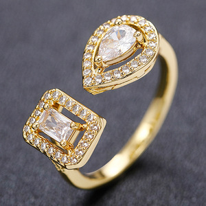 Anello da Donna F1767 in Oro Bianco con Diamante Taglio a Pera Colore G, Gioiello di Fidanzamento con Diamanti Laterali - Product Image 2
