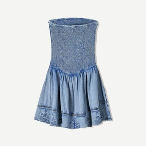 Vestido vaquero elegante de verano para mujer, corte A, casual, sin tirantes, halter, sin mangas, mini, con logo frontal, silueta holgada. - Product Image 5