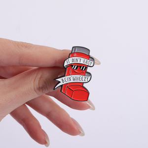 Broche de Metal Esmaltado Divertido con Forma de Inhalador de Asma Rosa, Personalizado con la Frase 'IT AI NoT EASY <span class=keywords><strong>BEIN</strong></span> WHEEZY', para Mochila, Solapa, Joyería, Regalos - Product Image 4