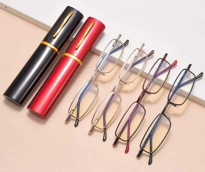 *   **Boîte à stylos** *   **Lunettes de lecture**