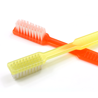 Brosses à dents colorées jetables avec brosses à dents peintes en pré-pâte