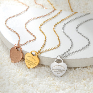 Collier pendentif cœur en acier inoxydable européen américain, style luxueux, plaqué or, cœur de pêche gravé, chaîne - Product Image 1
