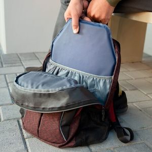 แผงแทรกน้ำหนักเบาแบบพกพาสำหรับกระเป๋าเป้สะพายหลังแผ่นกันแรงกระแทกแบบชั้นนุ่มสำหรับการเดินทางและความปลอดภัยในชีวิตประจำวัน - Product Image 1