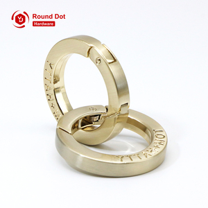 Cierre de anillo de resorte de metal personalizado con nombre de marca, herrajes a prueba de herrumbre de <span class=keywords><strong>color</strong></span> personalizado para llaveros de diseñador y correas para el cuello - Product Image 2