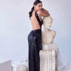 Robe de soirée élégante pour femme à col halter, à sequins, avec jupe longue et fente - Product Image 3