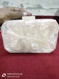 Embrayage de boîte en silicone fait à la main avec chaîne détachable Finition rigide brillante sur mesure Sacs-cadeaux de fêtes durables écologiques - Product Image 4