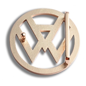 Hebilla de Cinturón Metálica de Alta Calidad, Diseño Redondo con Letra y Logotipo de Auto en Oro Rosa - Product Image 4