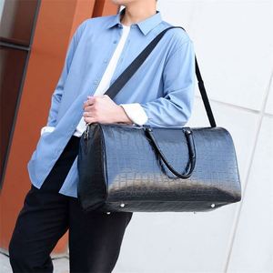 Muestra gratuita de bolsa de viaje tipo duffel para hombre, impermeable, marrón, de cuero hecho a mano, con compartimento para zapatos. - Product Image 5