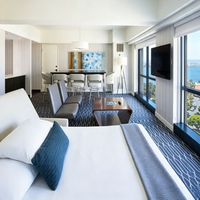 Ensemble de mobilier pour suite d'hôtel urbaine : Lit avec tête de lit rembourrée moderne, commode de chevet, bureau, canapé lounge pour chambre et appartement