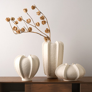 Vase en céramique blanche Qianrui, style vintage, fait main, style européen, arrangement de fleurs artificielles, pots à fleurs irréguliers pour le salon - Product Image 1
