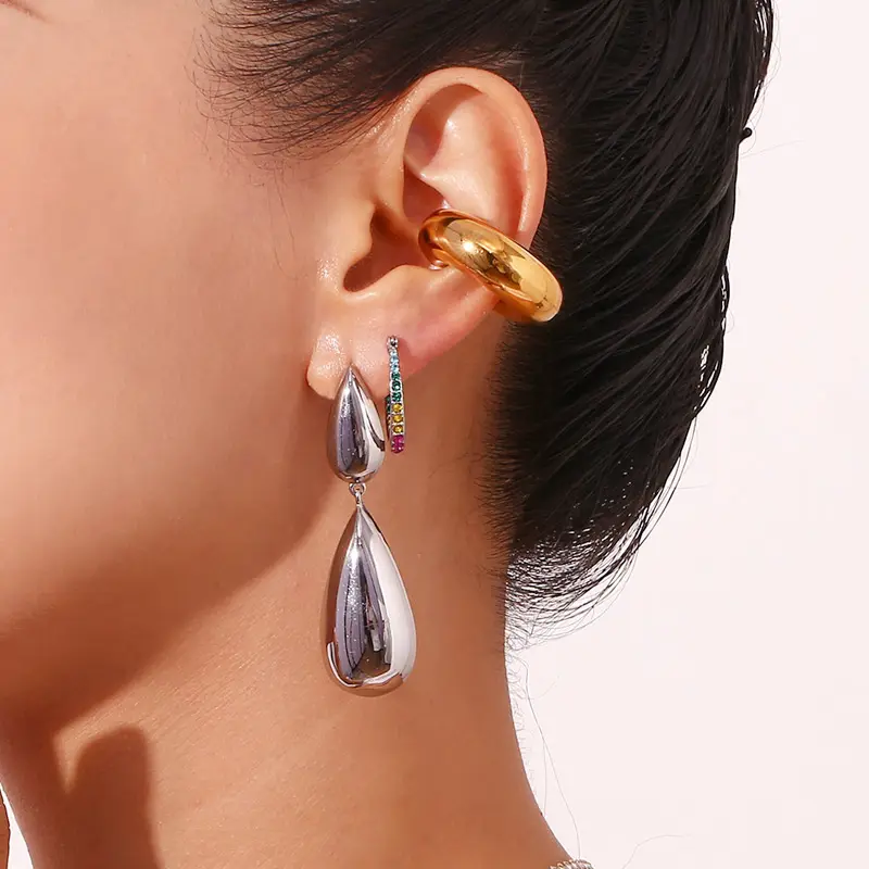 Boucles d'oreilles en acier inoxydable plaqué or 18 carats pour femmes en forme de goutte d'eau.