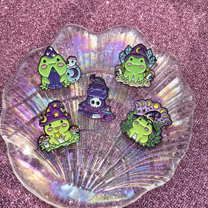 Vente en gros Drôle de Jeu Cristal Dés Nouveau Halloween Chapeau Magique Grenouille Mignon Dessin Animé Émail Doux Épinglette Petit Cadeau pour Enfant - Product Image 6