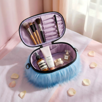 Pochette de soirée Y2K en fausse fourrure moelleuse et pelucheuse avec logo personnalisé, faible MOQ, ornée d'un cygne 3D, pour maquillage de mariée ou cosmétiques