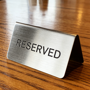 Plaque de table haut de gamme en acier inoxydable/laiton usinée CNC certifiée ISO9001, avec texte/logo personnalisé gravé, pour signalétique réservée - Product Image 3