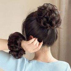 Accessorio per lo Styling di capelli umani con fascia marrone Parm con abbigliamento in rilievo - Product Image 1