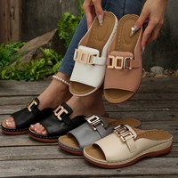 Nouvelles sandales décontractées en PU style romain à bout ouvert et chaîne métallique, couleur unie, grande taille, collection Printemps 2026, pour l'extérieur, style transfrontalier Europe/Amérique