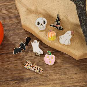 Tema cruzado Aleación de zinc Insignia plateada Impresión UV Acabado pintado Dibujos animados Caprichoso Murciélago Fantasma Calabaza Broche Accesorio - Product Image 4