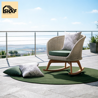 Ensemble de chaise à bascule en rotin moderne et table basse, dossier rond tressé, pieds en teck, coussin amovible, mobilier de jardin et de balcon pour l'extérieur