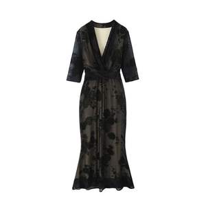 ชุดเดรสทรงเมอร์เมดลายดอกไม้สีดำสำหรับผู้หญิงไซส์พลัส ดีไซน์หรูหรา คอวี แต่งผ้าซีทรู รุ่น N9134 - Product Image 1