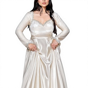 Ensemble de robe de soirée en soie Upada de luxe avec broderies, pantalon ample et dupatta à bordure en dentelle - Product Image 1