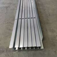 Chaîne de production Offre Spéciale de porte d'ascenseur d'ascenseur petit pain formant l'opération complètement automatique de machine de fabrication avec des trous de poinçon