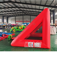 Terrain de jeu gonflable commercial rouge pour enfants : jeu de tir, but de football/soccer pour tir au but, jeu sportif