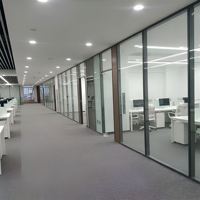 Cloison en verre modulaire panoramique élégante de 108 mm, insonorisée, résistante aux chocs, pour studios de design et bars haut de gamme