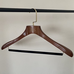 Cintres en <span class=keywords><strong>bois</strong></span> <span class=keywords><strong>de</strong></span> luxe épaissis à épaules larges, en <span class=keywords><strong>bois</strong></span> massif, antidérapants, écologiques et durables <span class=keywords><strong>pour</strong></span> magasins <span class=keywords><strong>de</strong></span> vêtements et supermarchés - Product Image 5