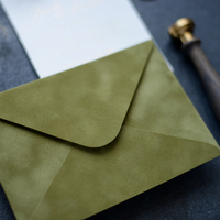 Enveloppes d'invitation de mariage de luxe en velours, imprimées en typographie, avec monogramme personnalisé en feuille d'or, sceau de cire, style européen