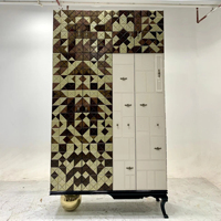 Buffet design moderne et créatif en parquet triangulaire, avec pieds sphériques en acier inoxydable et finition peinte, en bois massif