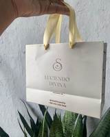 Sac de shopping en papier blanc avec logo vintage personnalisé, poignée en bois, emballage de luxe pour boutique de vêtements, bijoux, cadeaux