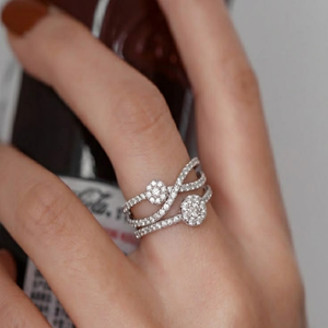 Bague contemporaine en or blanc 18 carats à double grappe croisée pour un port quotidien élégant avec inscription laser personnalisée et carat de diamant - Product Image 3
