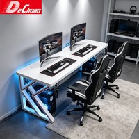 Bureau de jeu double moderne blanc avec structure métallique triangulaire et deux compartiments pour tours d'ordinateur