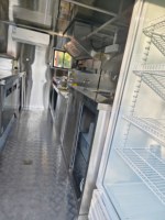 Remorque de camion-restaurant multifonctionnelle en acier inoxydable de 4 m, personnalisable, pour la vente de restauration rapide, de glaces, de chips, de snacks, de bonbons, et pour la restauration en extérieur.